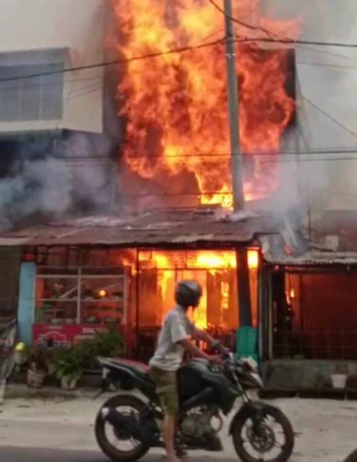 rumah_makan_di_jalan_asahan_simalungun_terbakar