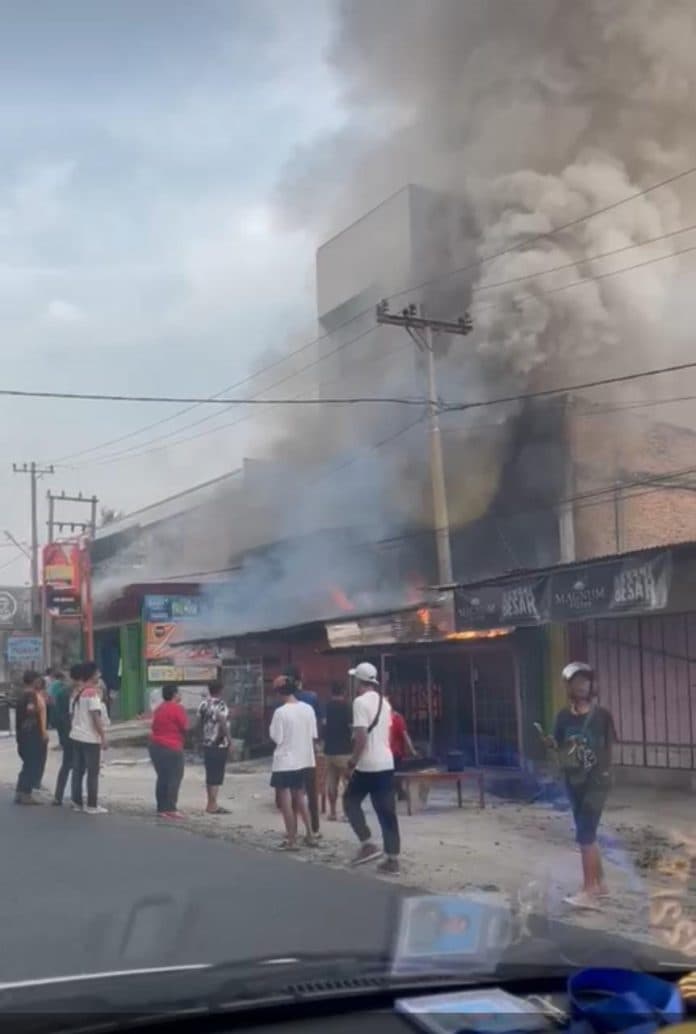rumah_makan_terbakar_di_jalan_asahan_simalungun_diduga_berasal_dari_kompor