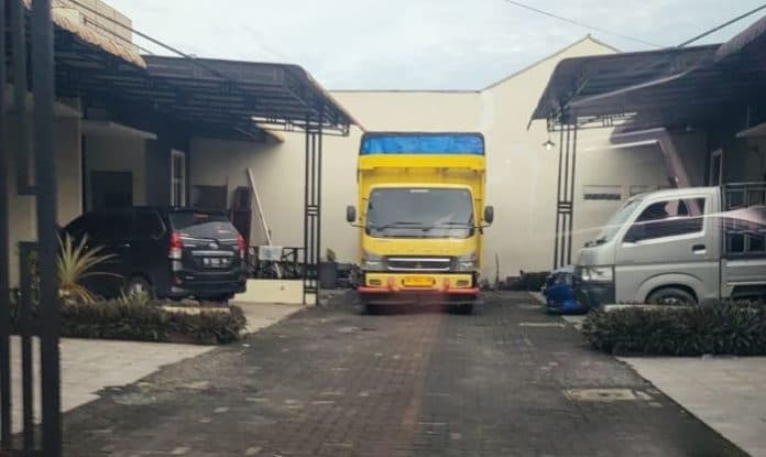 rumah_mantan_kasat_narkoba_dicurigai_warga_tempat_penampungan_minyak_goreng