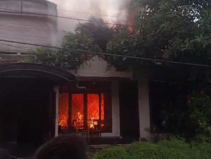 rumah_mewah_dua_lantai_di_tasbi_ii_medan_terbakar