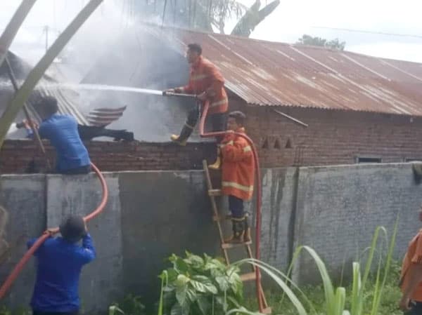 rumah_milik_pedagang_sarang_ketupat_di_binjai_timur_ludes_terbakar