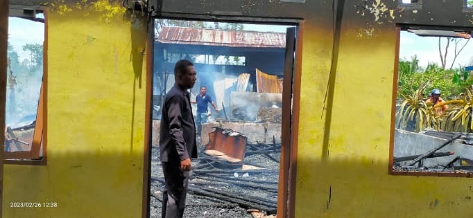 rumah_muliadi_bintang_ludes_terbakar_di_dairi