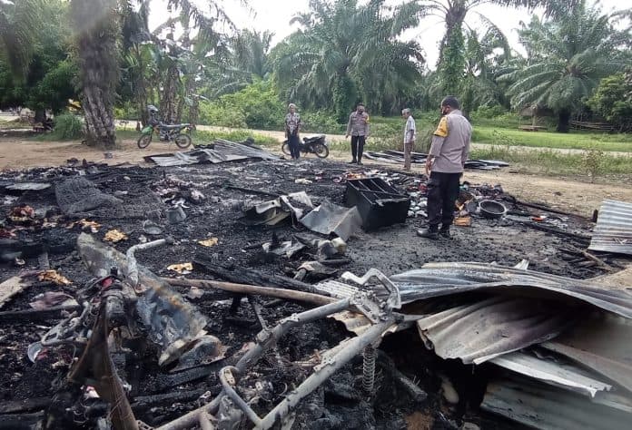 rumah_papan_di_portibi_paluta_musnah_terbakar