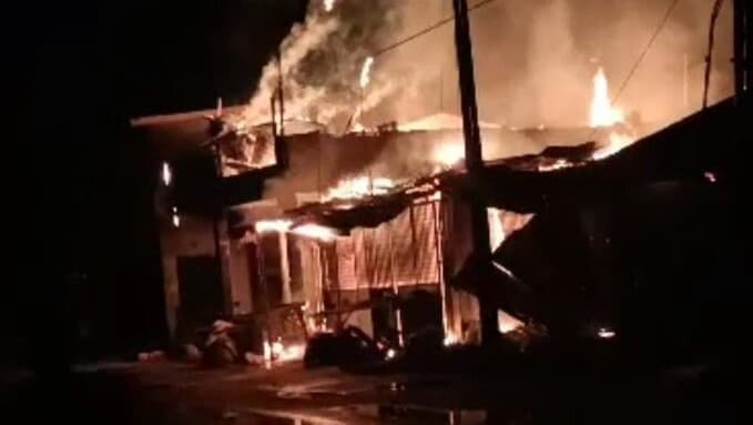 rumah_pedagang_ikan_dan_kedai_kelontong_hangus_terbakar_di_pantai_cermin
