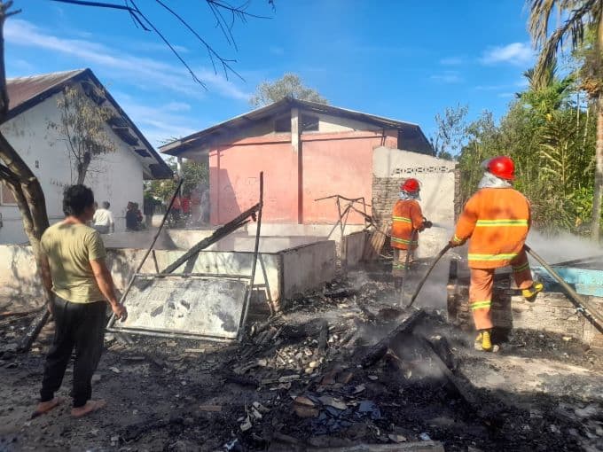 rumah_penjaga_sekolah_ludes_terbakar_di_siantar