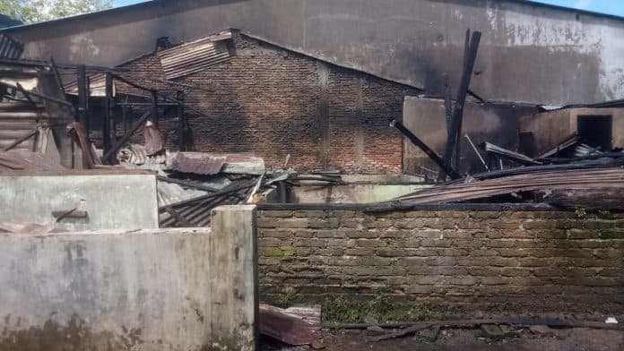 rumah_permanen_di_medan_labuhan_musnah_terbakar