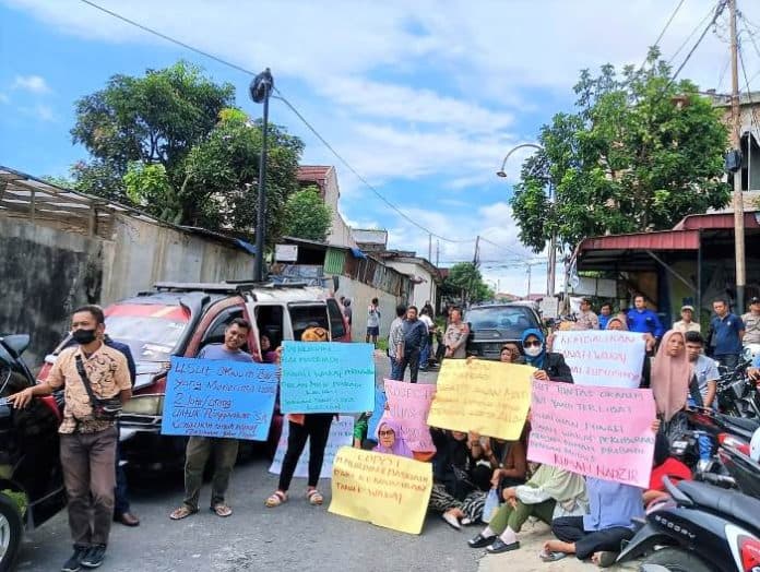 rumah_permanen_didirikan_di_tanah_wakaf_jalan_pane_aliansi_ummat_islam_gelar_unjuk_rasa
