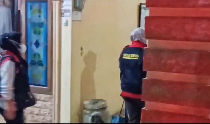 rumah_pribadi_mantan_kadinkes_tapteng_digeledah_tim_penyidik_kejati_sumut