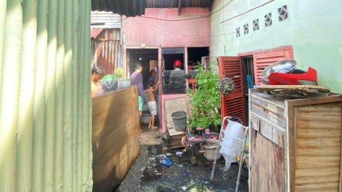 rumah_semi_permanen_di_medan_perjuangan_terbakar_penghuni_alami_luka_bakar