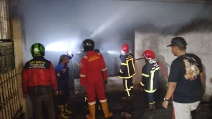 rumah_tidak_berpenghuni_di_jalan_sisingamangaraja_pematangsiantar_terbakar