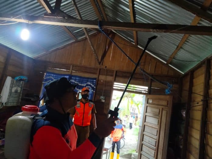 rumah_warga_di_dua_desa_yang_diserang_ulat_bulu_disemprot_racun_serangga