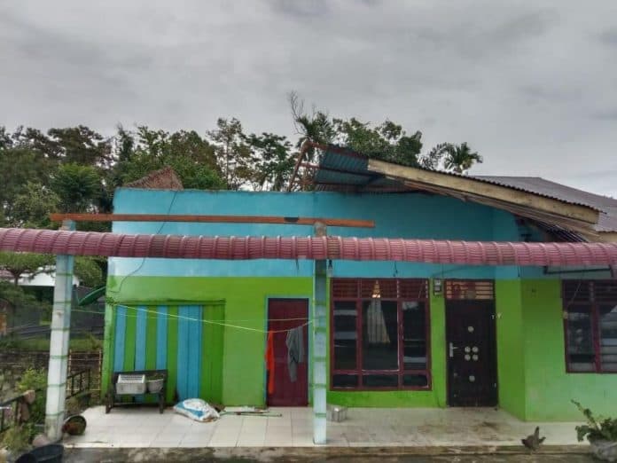 rumah_warga_di_nagori_nauli_baru_rusak_diterjang_angin_kencang