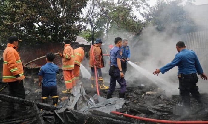 rumah_warga_mariah_jambi_ludes_terbakar_kerugian_rp100_juta