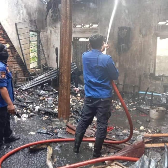 rumah_warga_tanjung_morawa_terbakar_korban_rugi_ratusan_juta
