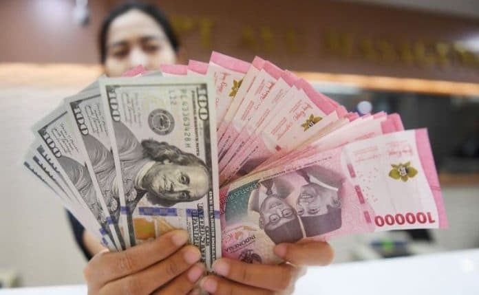 rupiah_melemah_saat_ekonomi_as_membaik_di_awal_pekan_ini