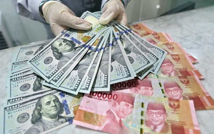 rupiah_terus_melemah_pasar_menanti_keputusan_bank_indonesia