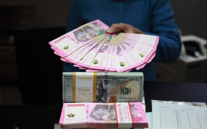rupiah_turun_jadi_rp15252_ihsg_dibuka_melemah