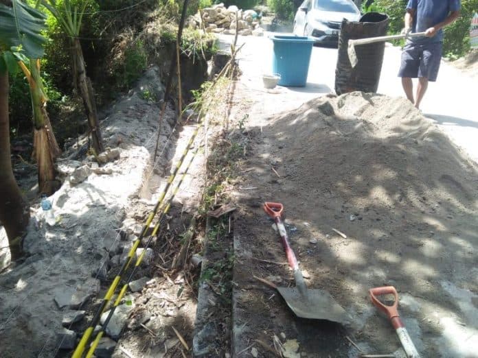 rusak_akibat_longsor_dinas_putr_toba_perbaiki_jalan_sibulele_onansampang