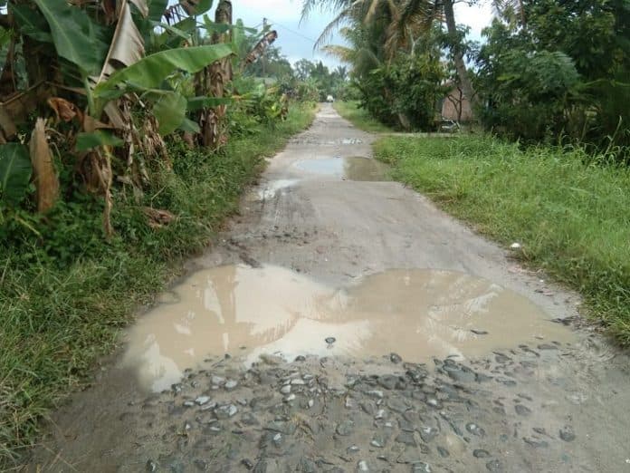 rusak_parah_jalan_huta_simbolon_tengko_tak_kunjung_diperbaiki