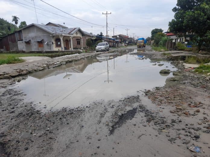 rusak_parah_warga_minta_pemerintah_perbaiki_jalan_di_desa_silakkidir