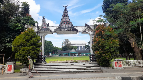 rusak_sejak_2019_gapura_lapangan_h_adam_malik_tak_kunjung_diperbaiki_pemko_siantar