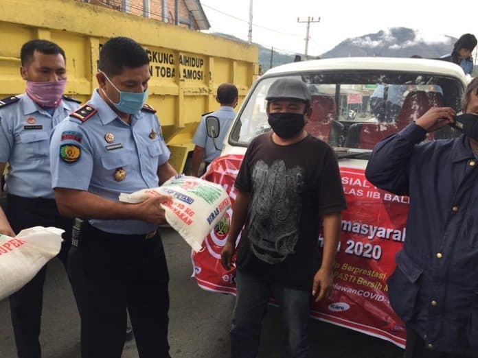 rutan_balige_salurkan_ratusan_paket_sembako_untuk_warga