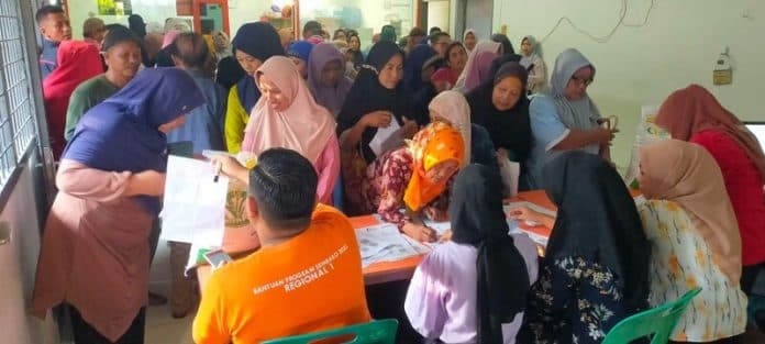 saat_ambil_bantuan_beras_ratusan_warga_berdesakan_di_kantor_pos_stabat