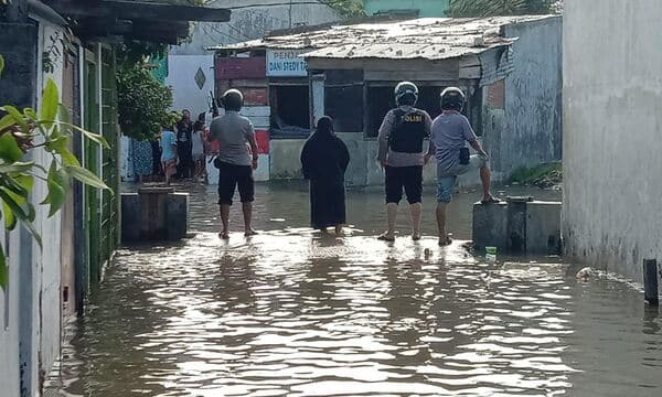 saat_banjir_rob_melanda_medan_belawan_antar_warga_tawuran