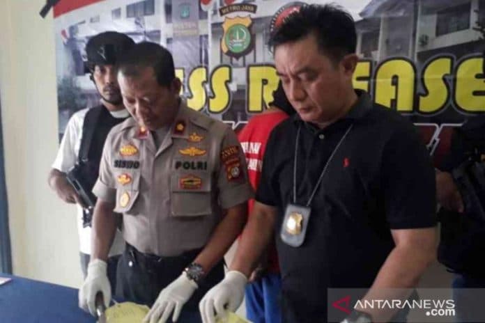 saat_cari_pertolongan_begal_bacok_korban_kebanjiran