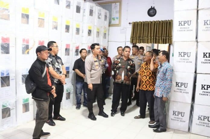 saat_cek_logistik_pemilu_di_gudang_ppk_kapolres_batubara_ingatkan_personelnya_tetap_bersiaga