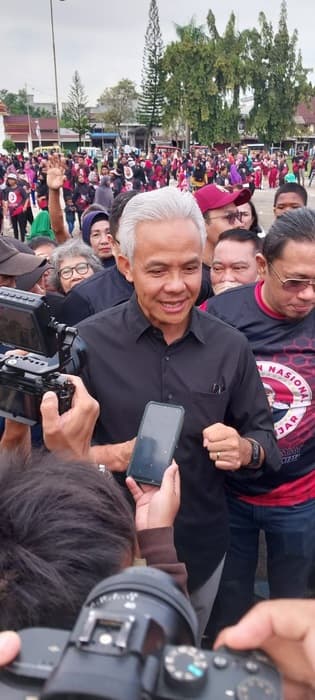saat_di_lubuk_pakam_ganjar_senam_sehat_bersama_warga