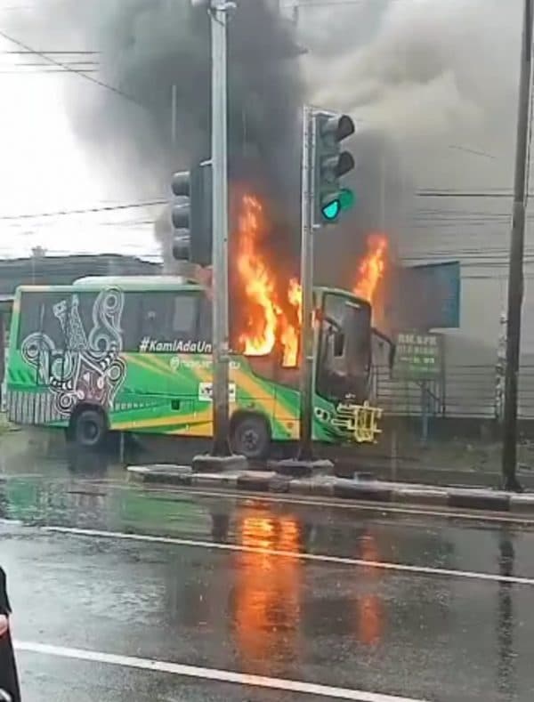 saat_hujan_bus_trans_metro_deli_hangus_terbakar_di_medan