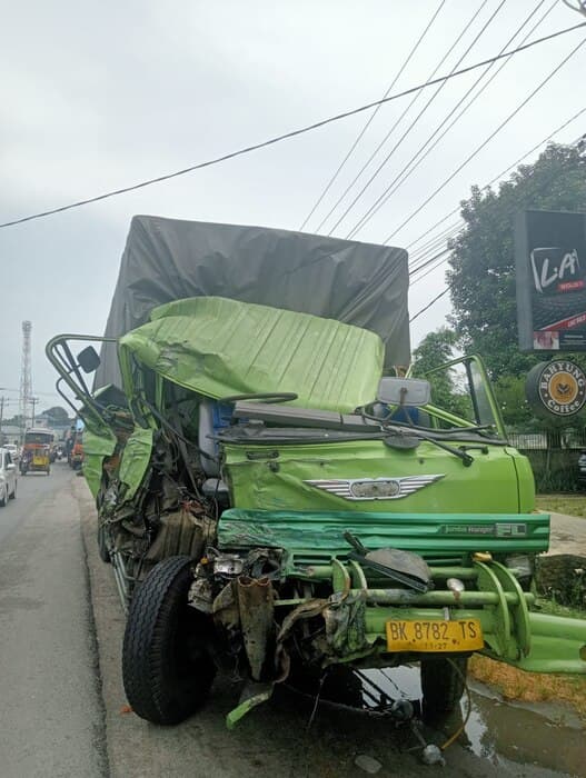 saat_hujan_deras_truk_tronton_bertabrakan_di_tanjung_morawa