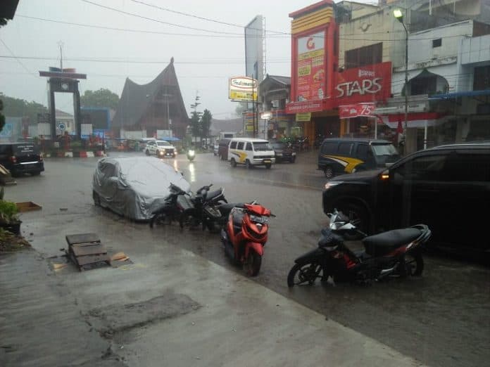 saat_hujan_kota_balige_banjir_begini_saran_warga_terhadap_proyek_sarpras