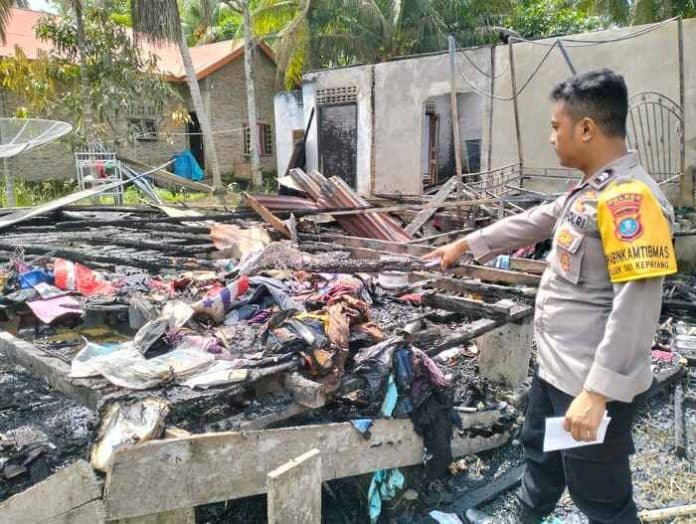 saat_jaga_anak_baru_lahir_rumah_hendra_habis_terbakar