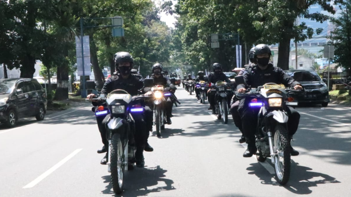saat_libur_personil_brimob_poldasu_turun_ke_jalan_jaga_kamtibmas