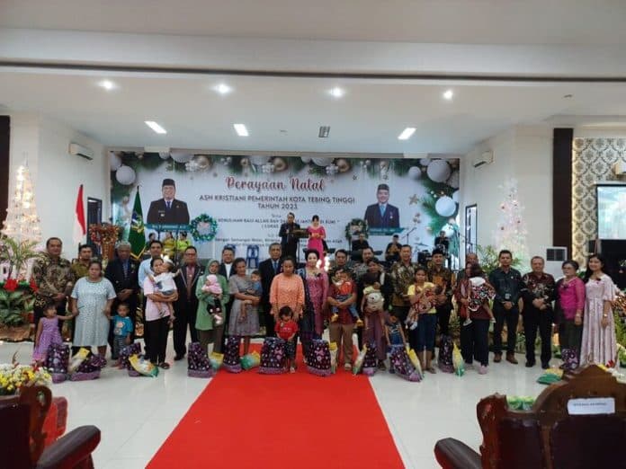 saat_natal_asn_pemko_tebing_tinggi_keluarga_stunting_dapat_sembako