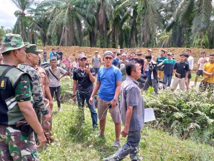 saat_pembuatan_parit_batas_hgu_pihak_ptpn2_dan_warga_ribut