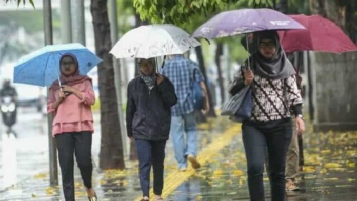 sabtu_sebagian_besar_wilayah_indonesia_diperkirakan_hujan_ringan
