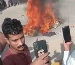 sadis_massa_buruh_bakar_hidup_hidup_manajer_pabrik