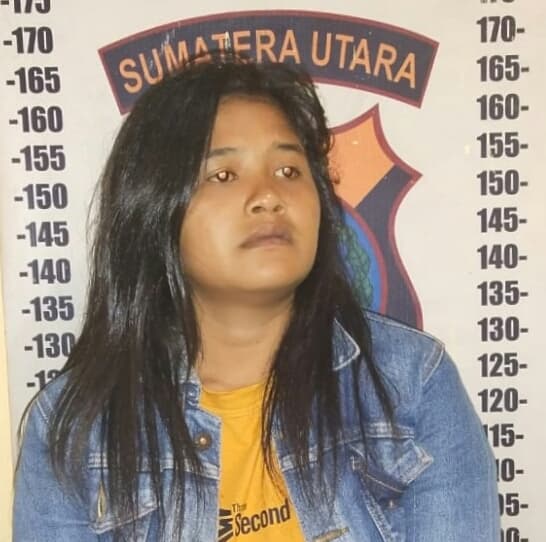 sadis_wanita_ini_rampas_sepedamotor_lalu_menusuk_korban