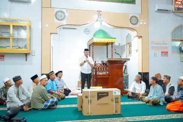 safari_ramadhan_ke_desa_mekar_baru_pj_bupati_batu_bara_serahkan_200_bantuan