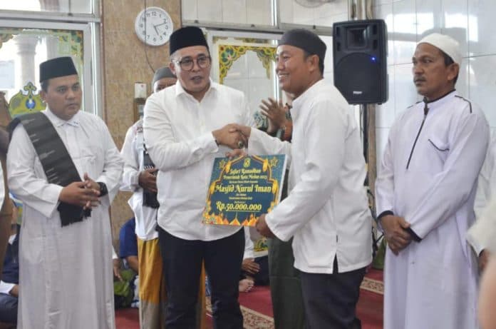 safari_ramadhan_pemko_medan_serahkan_bantuan_50_juta_ke_masjid_nurul_iman