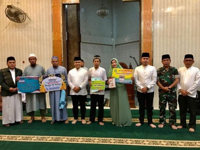 safari_subuh_di_masjid_al_ikhlas_wali_kota_medan_salurkan_bantuan
