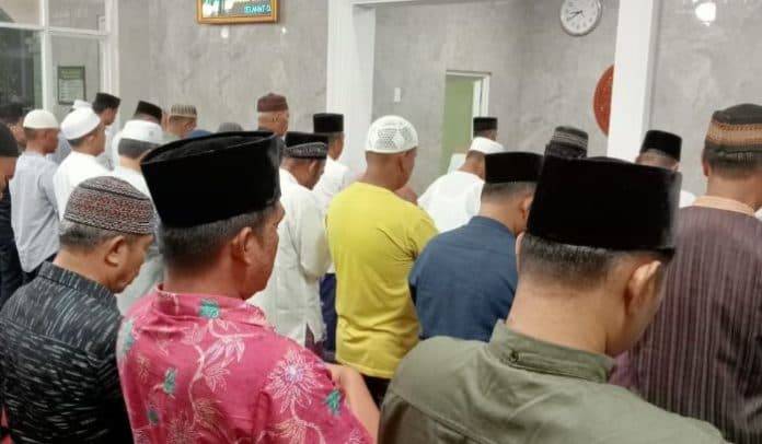 salat_tarawih_pertama_di_masjid_al_hidayah_bsp_dipadati_jamaah