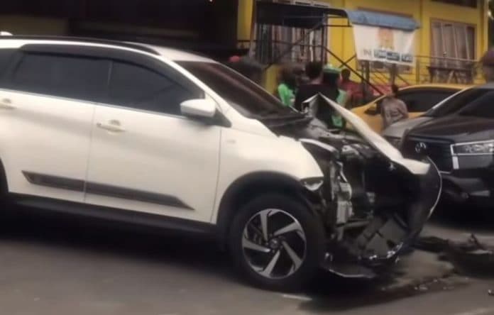 saling_serempet_4_mobil_terlibat_kecelakaan_di_jalan_medan_siantar
