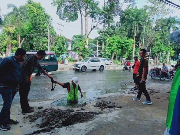 saluran_air_pdam_tirtanad_pecah_jalan_sm_raja_medan_banjir