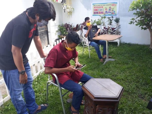salut_demi_bantu_anak_anak_kurang_mampu_belajar_melalui_online_warga_medan_ini_gratiskan_wifi