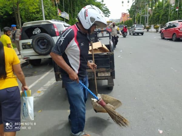 salut_petugas_kebersihan_kerja_sendiri_urus_sampah_setiap_usai_demo_di_siantar