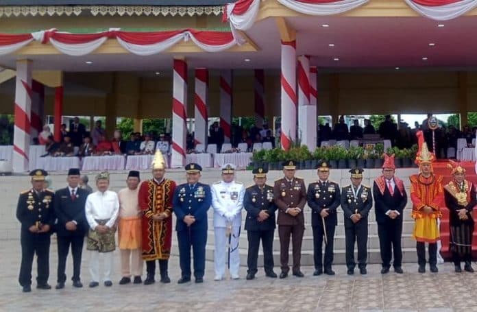 sama_pakai_baju_adat_nisel_di_upacara_hut_ke_78_ri_begini_guyonan_wagub_ijeck_dan_wali_kota_bobby